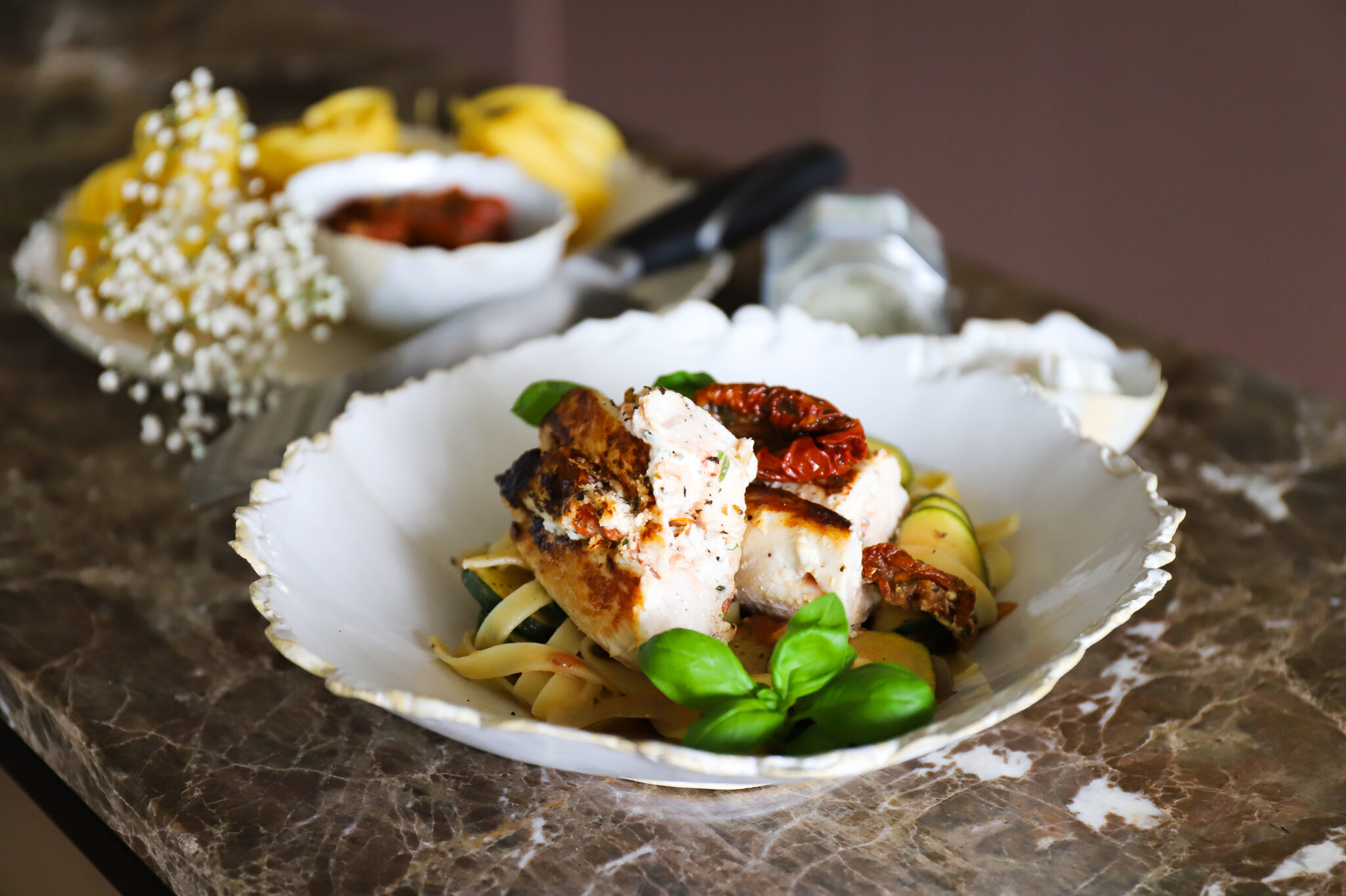 Gefüllte Hühnerbrust auf Zucchini Tagliatelle Tyrolit Life