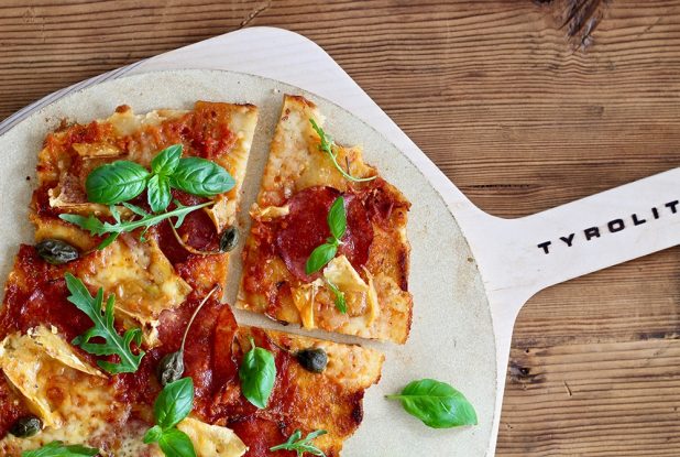 TYROLIT life low carb Salami Pizza mit Kapern und Rucola auf Pizzastein