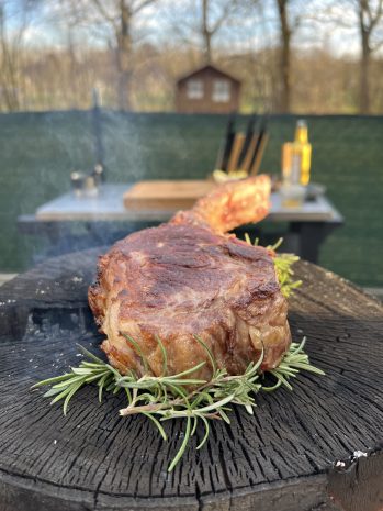 Tomahawk-Steak von der Feuerplatte mit Beilagen Rezept