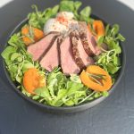 Tagliata vom Grill mit gegrillten Marillen und Burrata